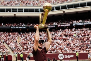 九游体育app-载誉而归！卡鲁索带着总冠军奖杯回到了母校得克萨斯农工大学