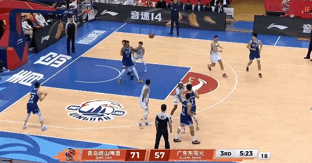 米奇轻松转身打进砍下32分11篮板，青岛领先广东至16分